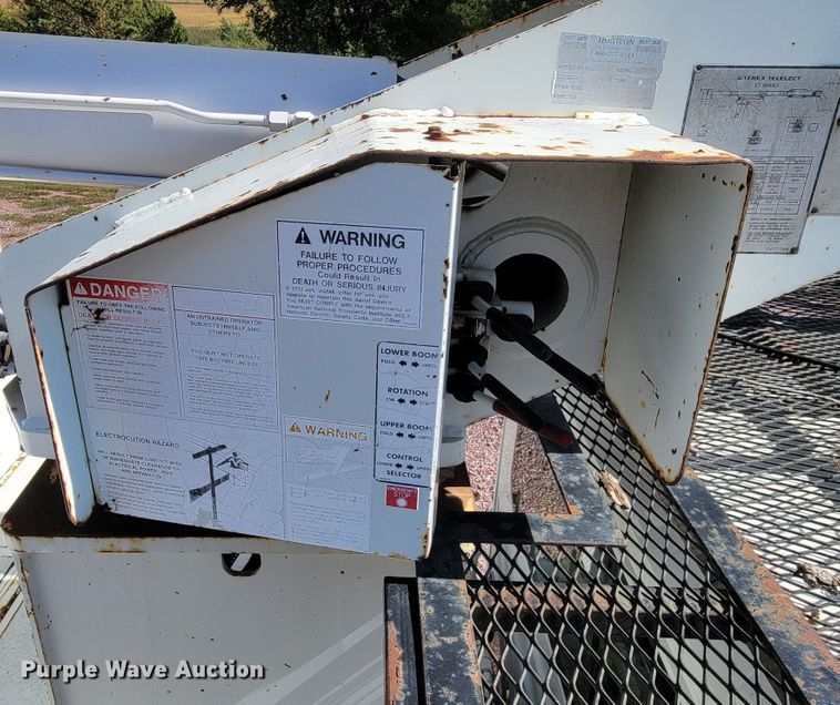 image for item LO9056 2004 International 4300  forestry bucket truck