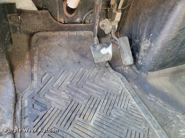 image for item LO9058 2002 International 4300  dump flatbed truck