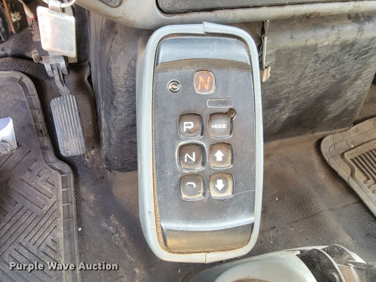 image for item LO9058 2002 International 4300  dump flatbed truck