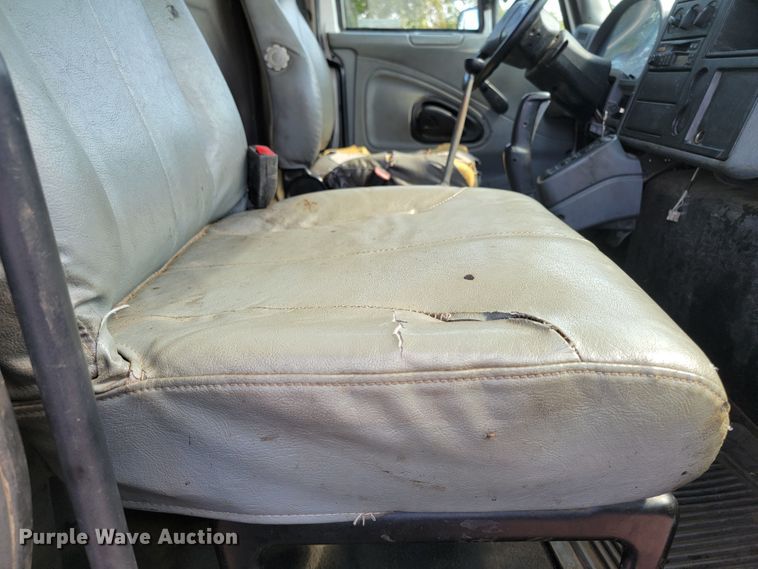 image for item LO9058 2002 International 4300  dump flatbed truck