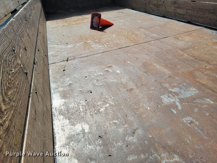 image for item LO9058 2002 International 4300  dump flatbed truck