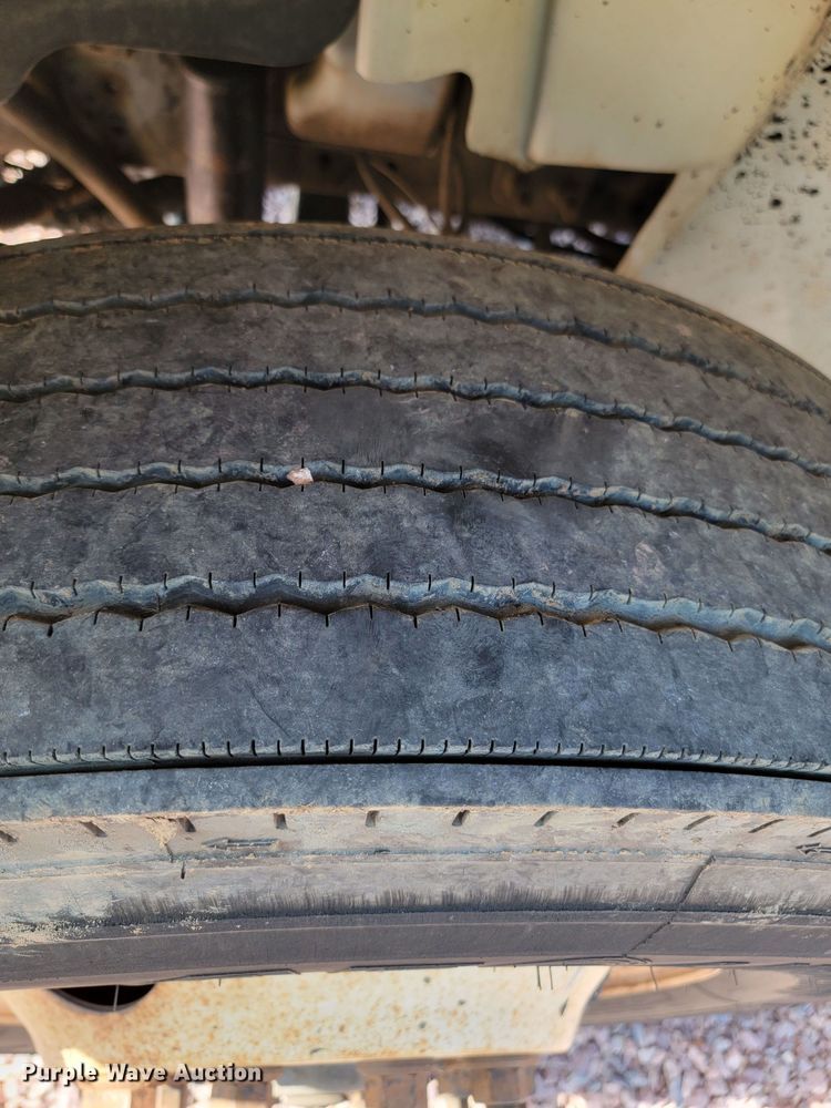 image for item LO9058 2002 International 4300  dump flatbed truck