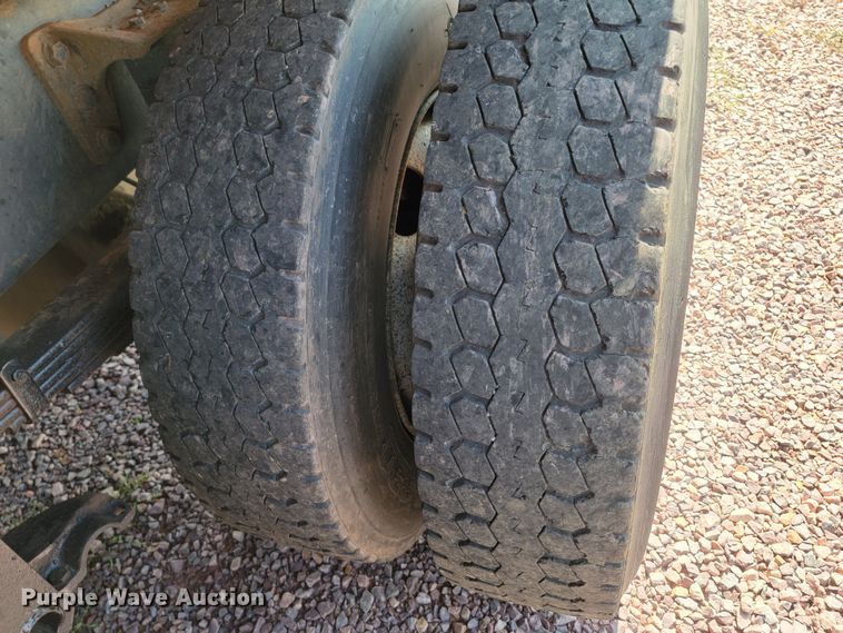 image for item LO9058 2002 International 4300  dump flatbed truck