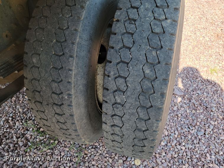 image for item LO9058 2002 International 4300  dump flatbed truck