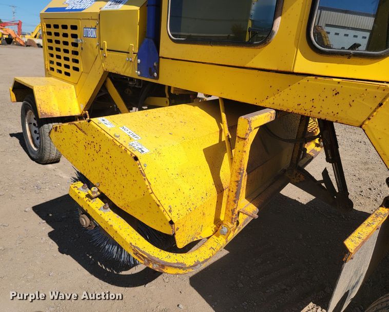 image for item LO9067 2015 Superior Broom DT80K  broom