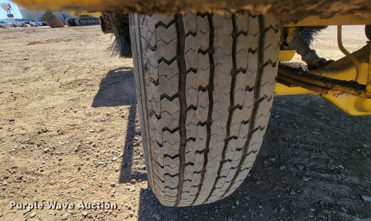 image for item LO9069 2017 Superior Broom DT80K  broom