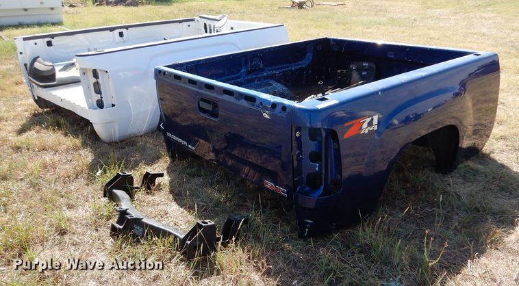 image for item LU9582 (2) GMC Sierra pickup beds