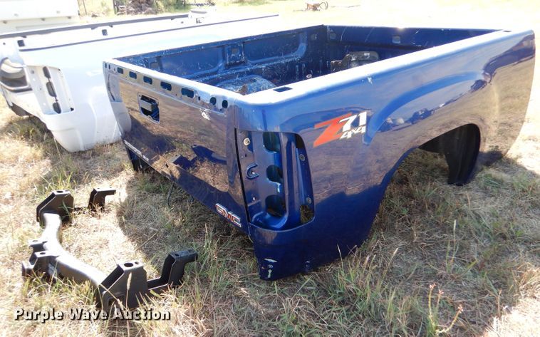 image for item LU9582 (2) GMC Sierra pickup beds