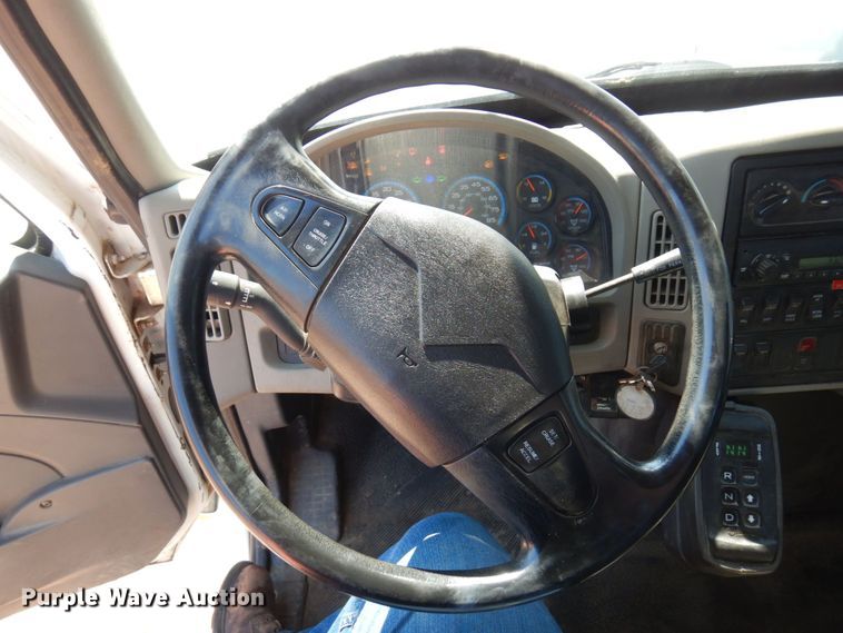 image for item MH9151 2009 International WorkStar 7400  digger derrick truck