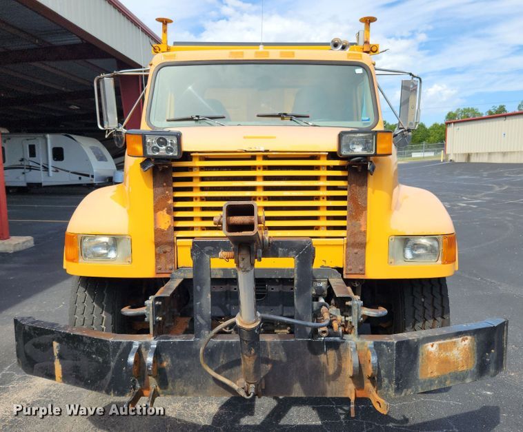 image for item MK9350 2002 International 4900  dump truck