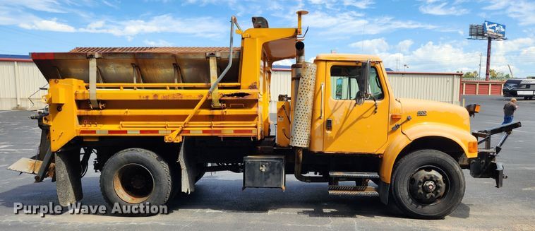 image for item MK9350 2002 International 4900  dump truck