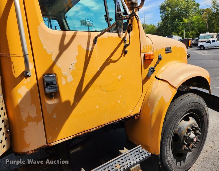 image for item MK9350 2002 International 4900  dump truck