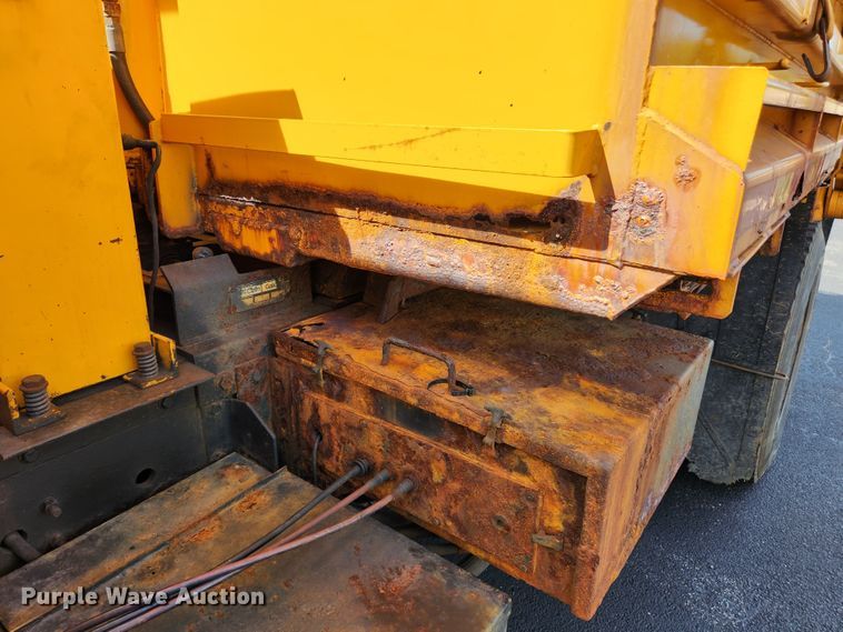 image for item MK9350 2002 International 4900  dump truck