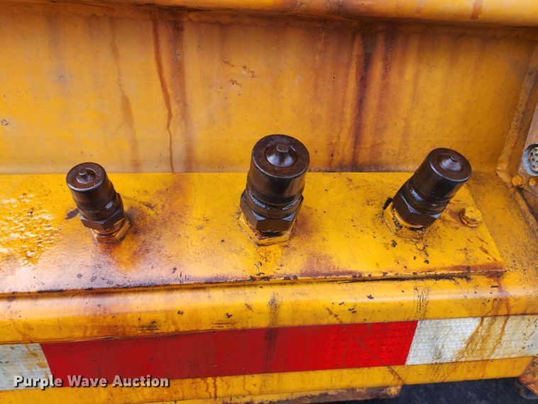 image for item MK9350 2002 International 4900  dump truck