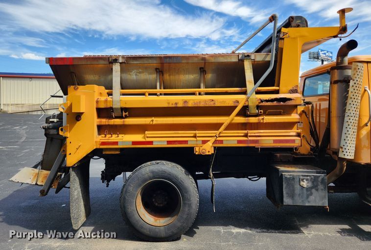image for item MK9350 2002 International 4900  dump truck