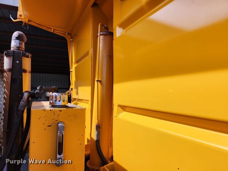 image for item MK9350 2002 International 4900  dump truck