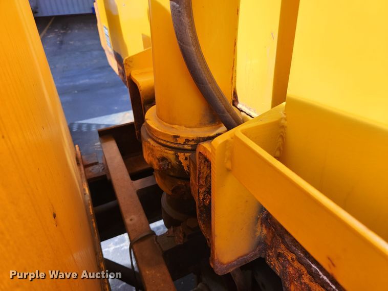 image for item MK9350 2002 International 4900  dump truck