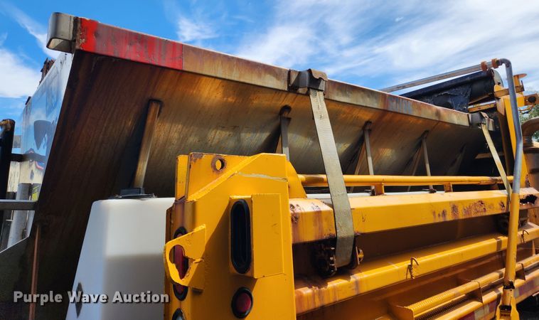 image for item MK9350 2002 International 4900  dump truck