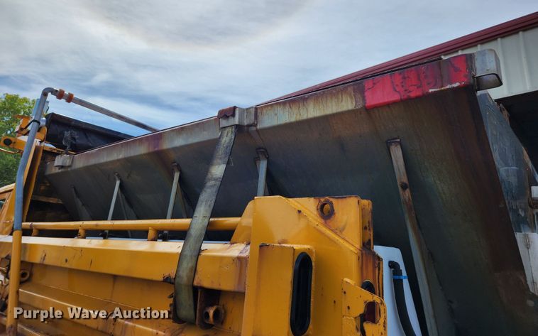 image for item MK9350 2002 International 4900  dump truck