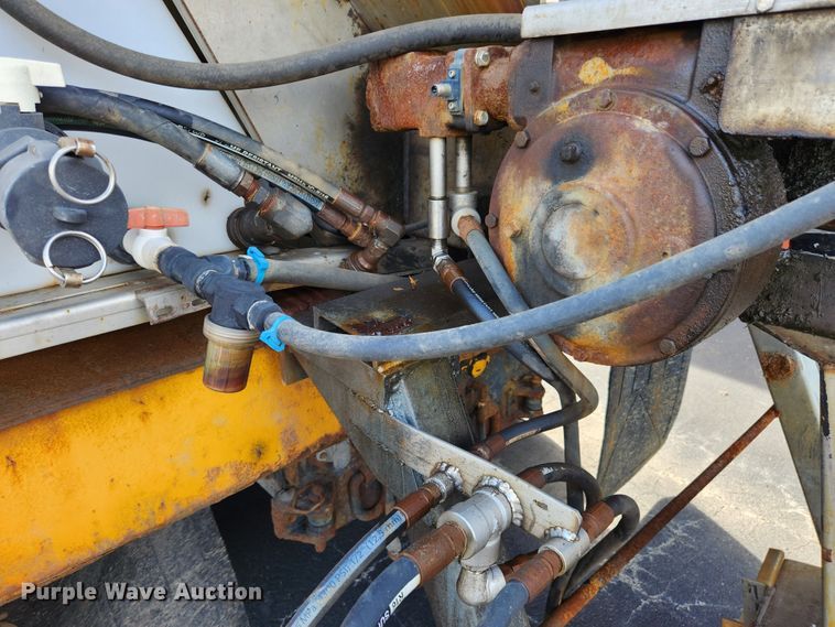 image for item MK9350 2002 International 4900  dump truck