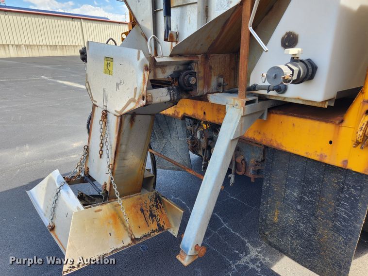 image for item MK9350 2002 International 4900  dump truck