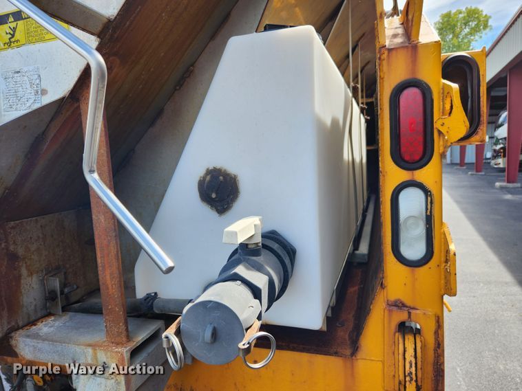 image for item MK9350 2002 International 4900  dump truck