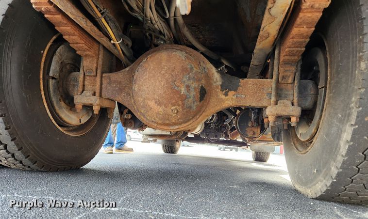 image for item MK9350 2002 International 4900  dump truck