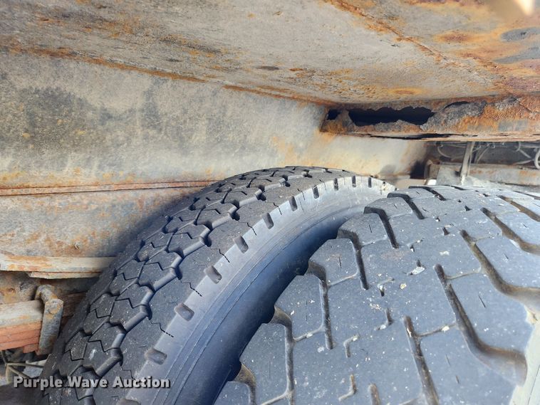 image for item MK9350 2002 International 4900  dump truck