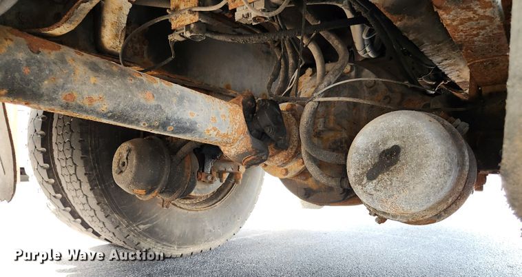 image for item MK9350 2002 International 4900  dump truck