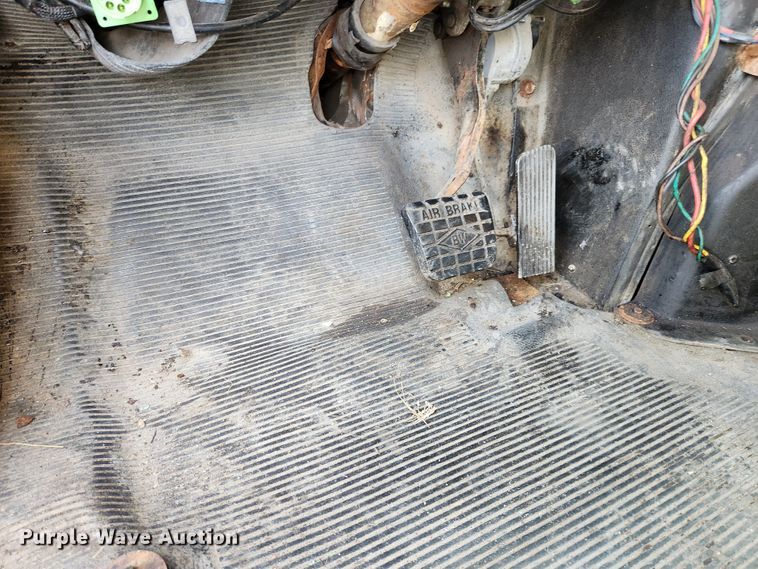 image for item MK9350 2002 International 4900  dump truck