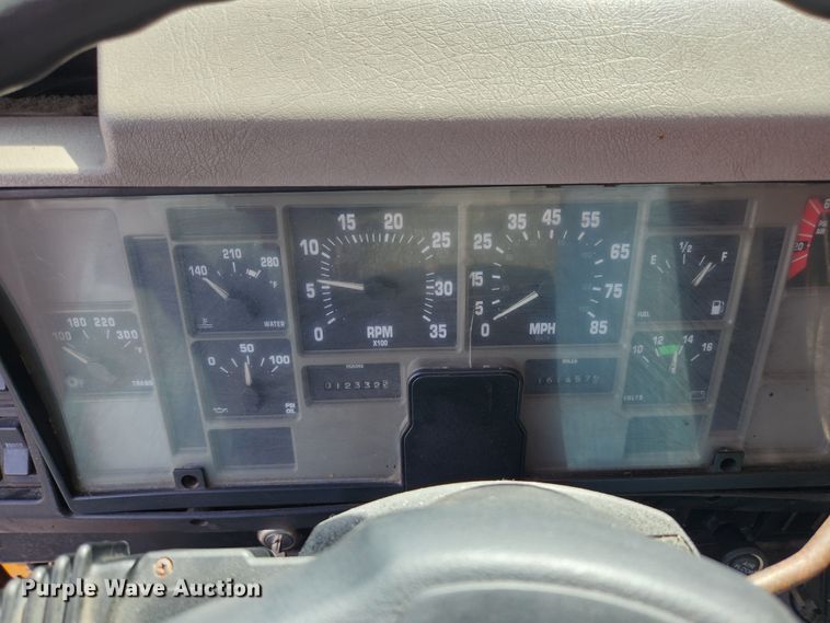 image for item MK9350 2002 International 4900  dump truck