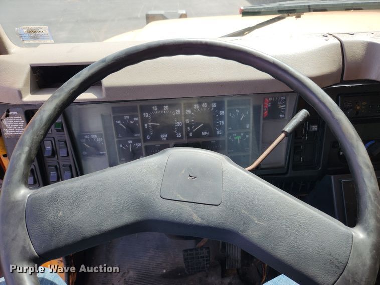 image for item MK9350 2002 International 4900  dump truck