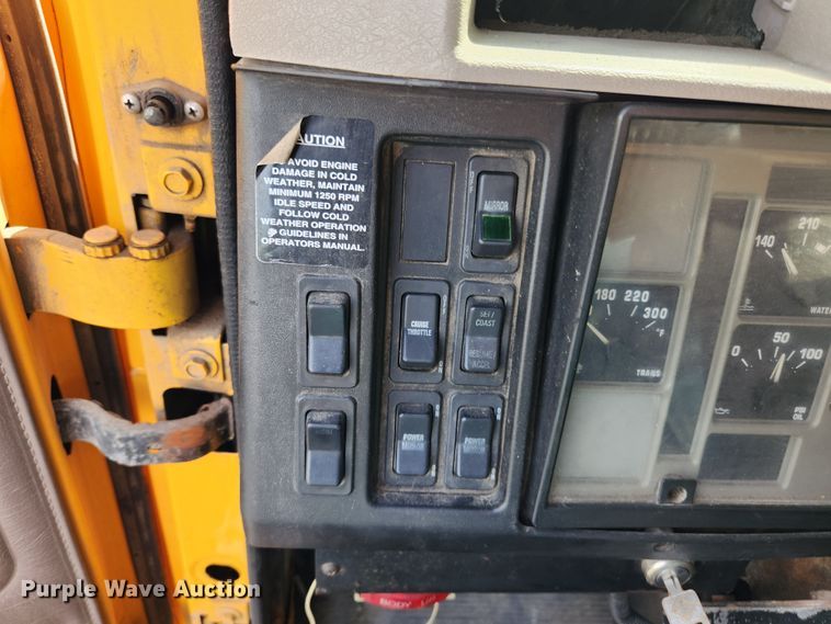 image for item MK9350 2002 International 4900  dump truck