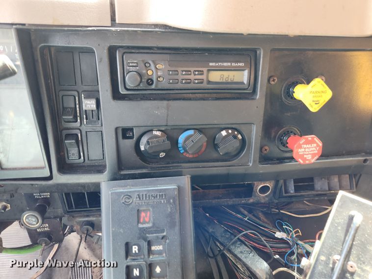 image for item MK9350 2002 International 4900  dump truck