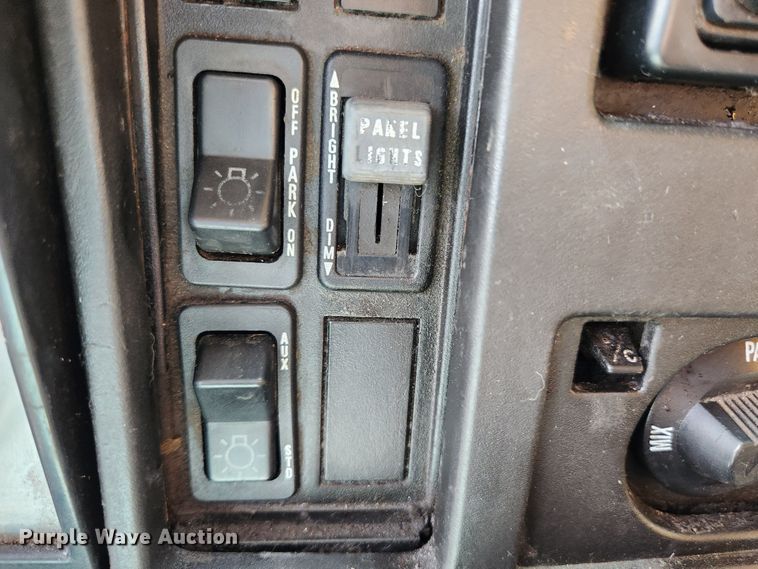 image for item MK9350 2002 International 4900  dump truck