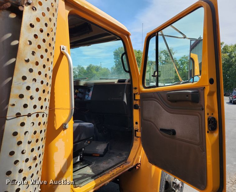 image for item MK9350 2002 International 4900  dump truck