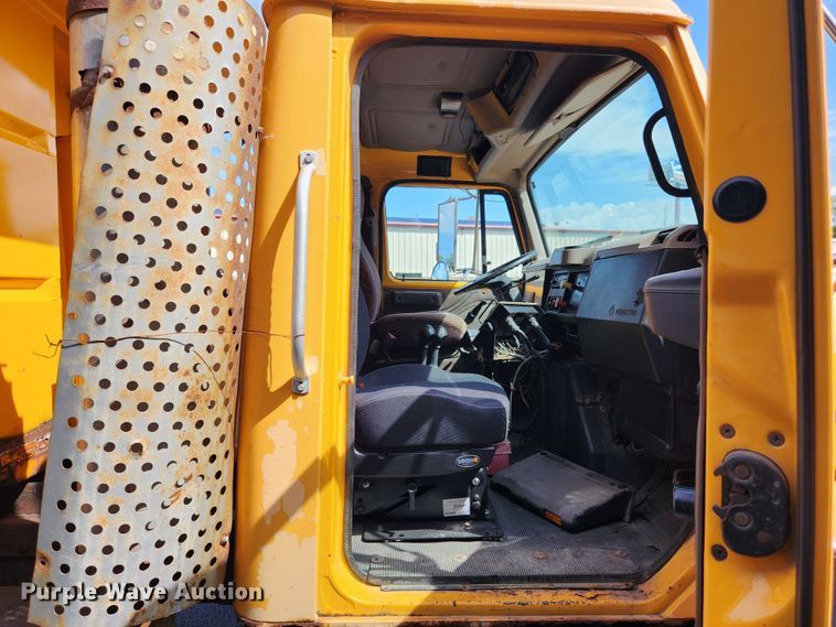 image for item MK9350 2002 International 4900  dump truck