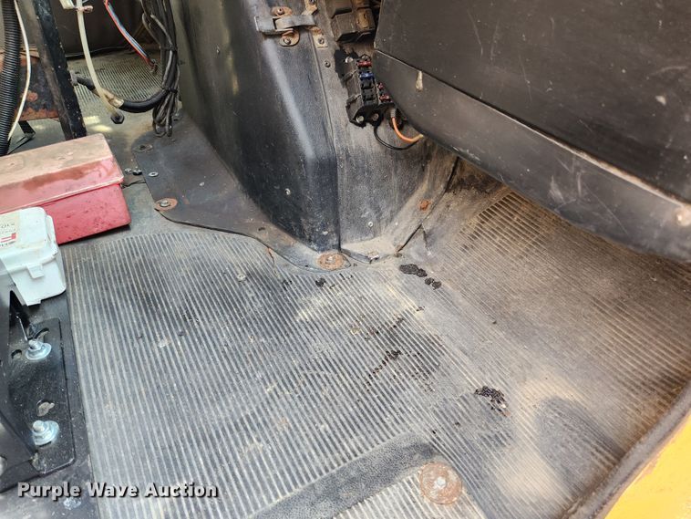 image for item MK9350 2002 International 4900  dump truck