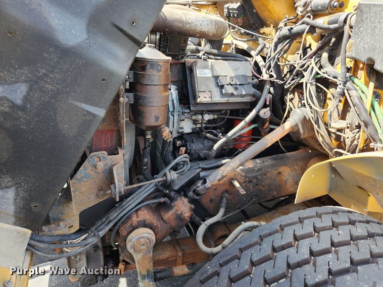 image for item MK9350 2002 International 4900  dump truck