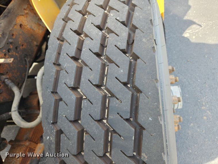 image for item MK9350 2002 International 4900  dump truck