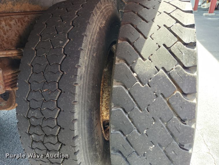 image for item MK9350 2002 International 4900  dump truck