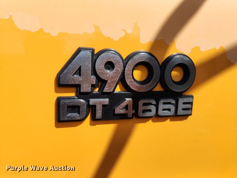 image for item MK9350 2002 International 4900  dump truck