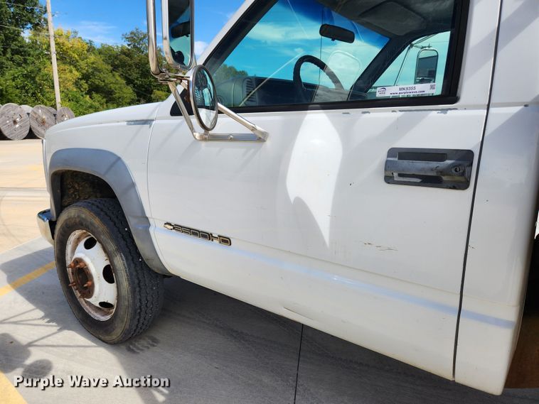 image for item MK9355 2000 Chevrolet 3500 HD  flatbed pickup truck