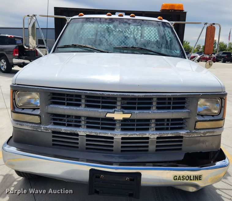 image for item MK9356 2000 Chevrolet 3500HD  flatbed pickup truck