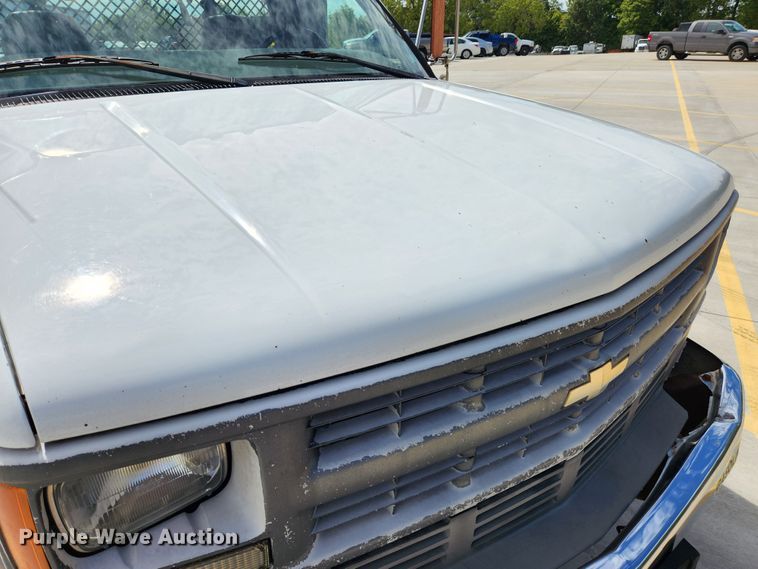 image for item MK9356 2000 Chevrolet 3500HD  flatbed pickup truck