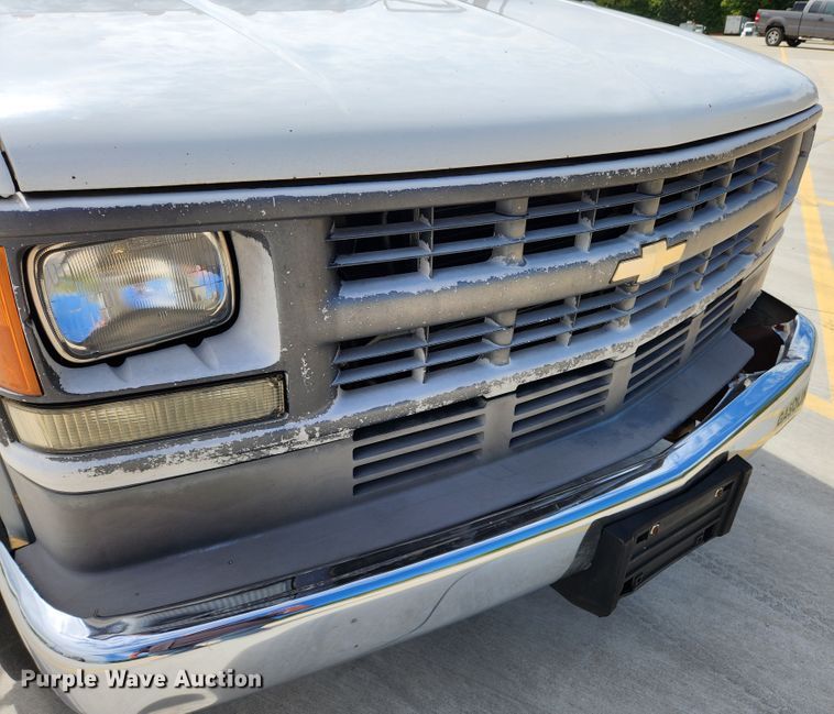 image for item MK9356 2000 Chevrolet 3500HD  flatbed pickup truck
