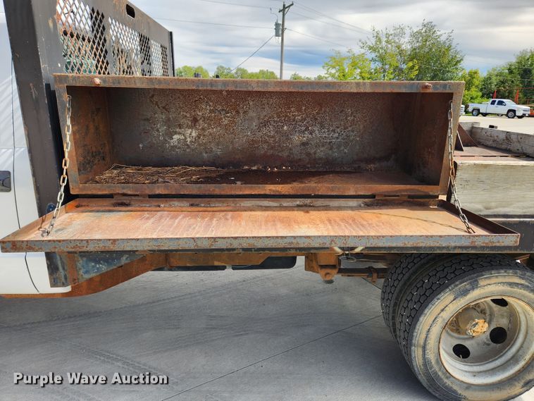 image for item MK9356 2000 Chevrolet 3500HD  flatbed pickup truck