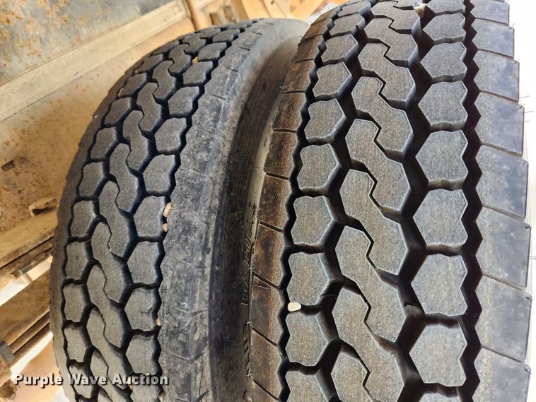 image for item MK9356 2000 Chevrolet 3500HD  flatbed pickup truck