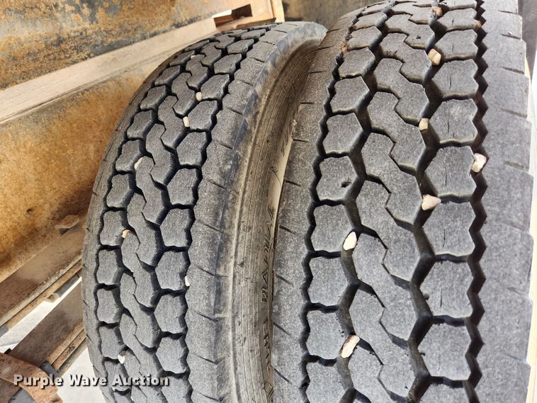 image for item MK9356 2000 Chevrolet 3500HD  flatbed pickup truck