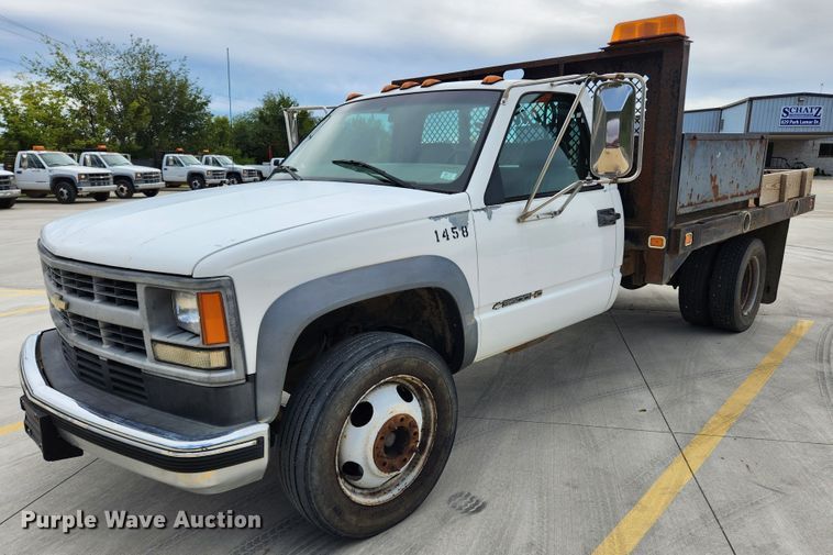 image for item MK9357 2000 Chevrolet 3500HD  flatbed pickup truck